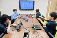 勉強会の風景。技術に関するディスカッションを行い、開発メンバーの技術力アップを図っています。