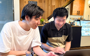 顧客の事業領域：エンタメから公共サービスまでエンタメ業界ではテレビ・映画・ラジオ・音楽・アニメ・漫画・ゲームのグッズ制作やイベント企画、芸能マネジメント、出版社。また大学・学校法人・図書館といった教育分野では大学職員・大学事務・学校事務を、医療・介護分野では医療事務や受付をサポート。さらに市役所・独立行政法人・公益財団法人・健康保険組合など公務員まで支援。