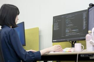 １人２台以上の大画面を使用して業務をしています