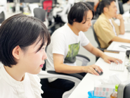 明るい雰囲気のオフィスで、困った時は誰にでも相談可能な環境作りにも取り組んでいます！