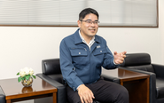 代表の井口。新卒でローソンに入社し店長を経験。 その後中国のセコムで営業として従事し、TESに入社後4年で社長に就任。詳しくはストーリーをぜひご覧ください！