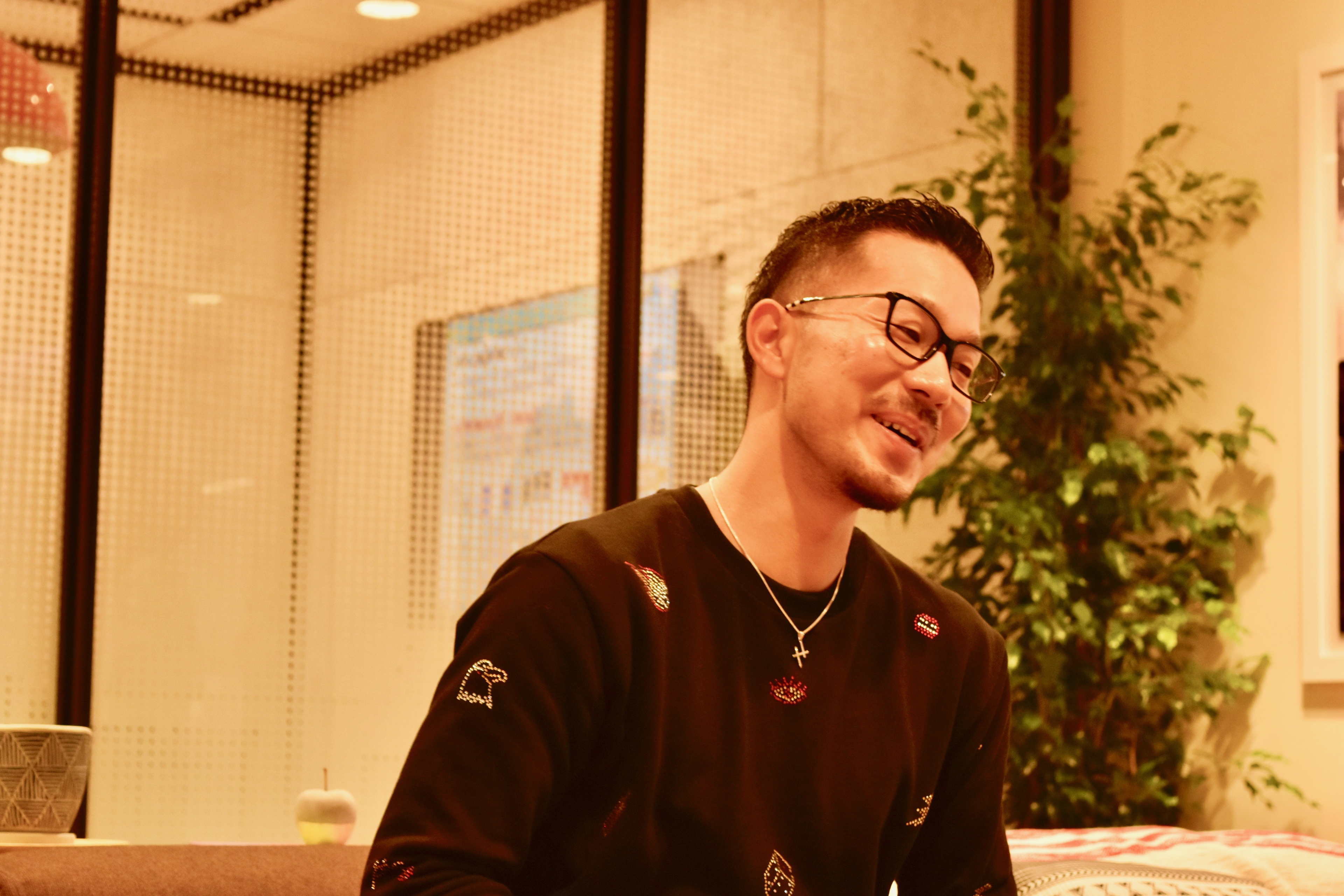 うまい棒事件とは？社員思いの社長が語る、苦悩とこれからのこと