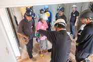 空室改修の現場を活用し、多工種の技能を持つ職人を育成する「次世代職人カレッジ」（コーポ江戸屋敷）