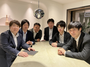 イルカの調教師や飲食店の店長、建築資材の管理、病院営業など、入社者のバックボーンは様々。それぞれの個性を活かして活躍中です！