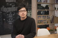 代表の本間隆之。「情報の力で豊かな地域を創造する」という理念のもとにドコドアを設立し、地方創生へ尽力しています。