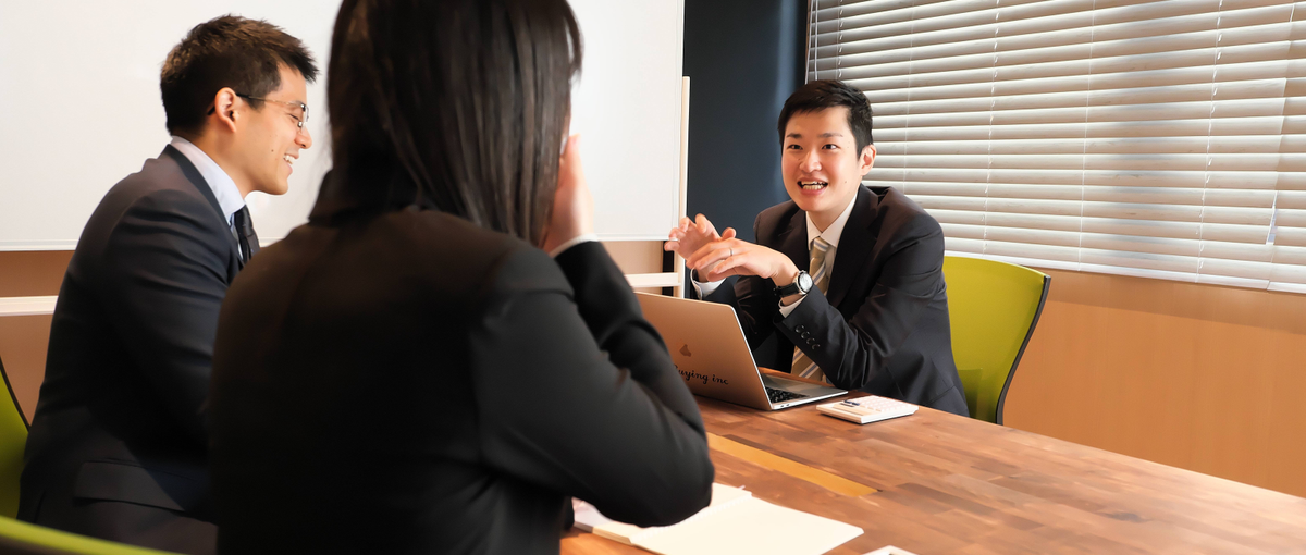 銀行員のあなたへ。雨の日にも一緒に傘を差す仕事に興味はありませんか？