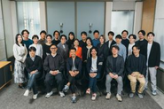 livepassは、現在27名ほどの組織です。TOPPANグループの安定した基盤を背景に持ちながらも、ベンチャーならではのスピード感と挑戦する姿勢を大切にしています。少数精鋭だからこそ、職種や役割の垣根を越えて議論を重ね、日々新しいプロダクトの開発や提案に取り組んでいます。一人ひとりが当事者意識を持ち、変化を楽しみながら前に進み続ける挑戦心溢れるチームです。