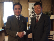 地域と共に「まち」を創るをモットーに全国各地に観光プラットフォームを提供しています（写真は神奈川県黒岩知事との会談にて）