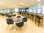 内緒話はNG！ドアのない社長室やガラス張りの会議室など、バリューとして掲げている「透明性」「風通し」を体現したオフィスです。