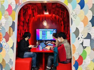 チームでミーティングをしながら業務を進めます