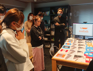 社内のミーティングでは、誰でも自由に意見が言える環境が整い、活発な議論が行われています。