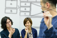 社内では事業部,職種を超えた勉強会や交換留学が活発に行われ、職域を越えて様々なナレッジが共有される。