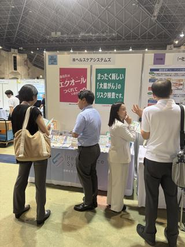学会でのブース出展時の営業活動も行います（2025年 第66回人間ドック・予防医療学会にて）