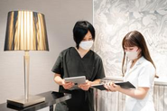 カウンセリングは丁寧なマニュアルを完備しているので、それに沿って患者様に治療プランをご提案します。