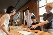 職種を越えてチームで制作します