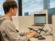 全席に昇降式デスク、アーロンチェアをはじめとする高機能オフィス用品を完備しています。