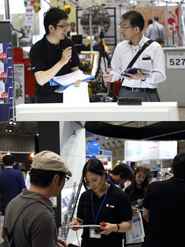 展示会は全社員で取り組みます