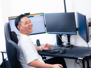 社長と社員。また、社員同士の仲も部活内のように距離が近く、常にワイワイしています。