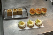 素材の味を活かしたスイーツを、西小山のパティスリーと共同で制作しています。