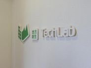 当社のロゴは民間企業と自治体が”つながる”イメージを表現しています。