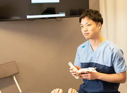 足の専門クリニックとして、医師や看護師、理学療法士、様々な職種が垣根を越えて働いています。診療は保険から自費まで多岐にわたりますが、根本はその人が100歳まで歩き続ける足づくりをお手伝いすること。何に困っているのか、どうしたいのか、丁寧に問診を行って解決策を一緒に考えます。