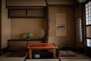 築110年の趣ある町屋にお泊りいただく体験。元々旅館用に建てられた建物でないため、ホテルとは違い、まるで明治の京都にタイムスリップしたかのような落ち着きが味わえます。