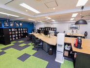 フリーアドレス席で、固定席の概念をなくし、１枚天板のデスクが魅力の名古屋オフィス。カフェスペースもあり、対面で話せるからこそ、作業効率も大幅に上がります。