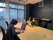 社内は中国語や英語が日常的に飛び交いグローバルな環境！