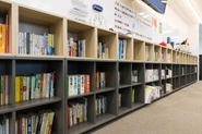 オフィス内のライブラリー。必要な本は購入することができます