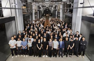 2026年9月現在564人名が在籍。建築、テクノロジー、運営、ビジネス、コーポレートなど多様なプロフェッショナルが、ワンチームで価値を生み出しています。