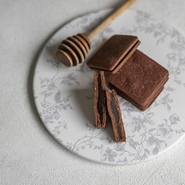 グルテンフリーの罪悪感なしのショコラサンドクッキー「ハニーショコラサンドリープ」。クリスマス、バレンタイン時期は2ヶ月待ちになるほど大人気の商品です。