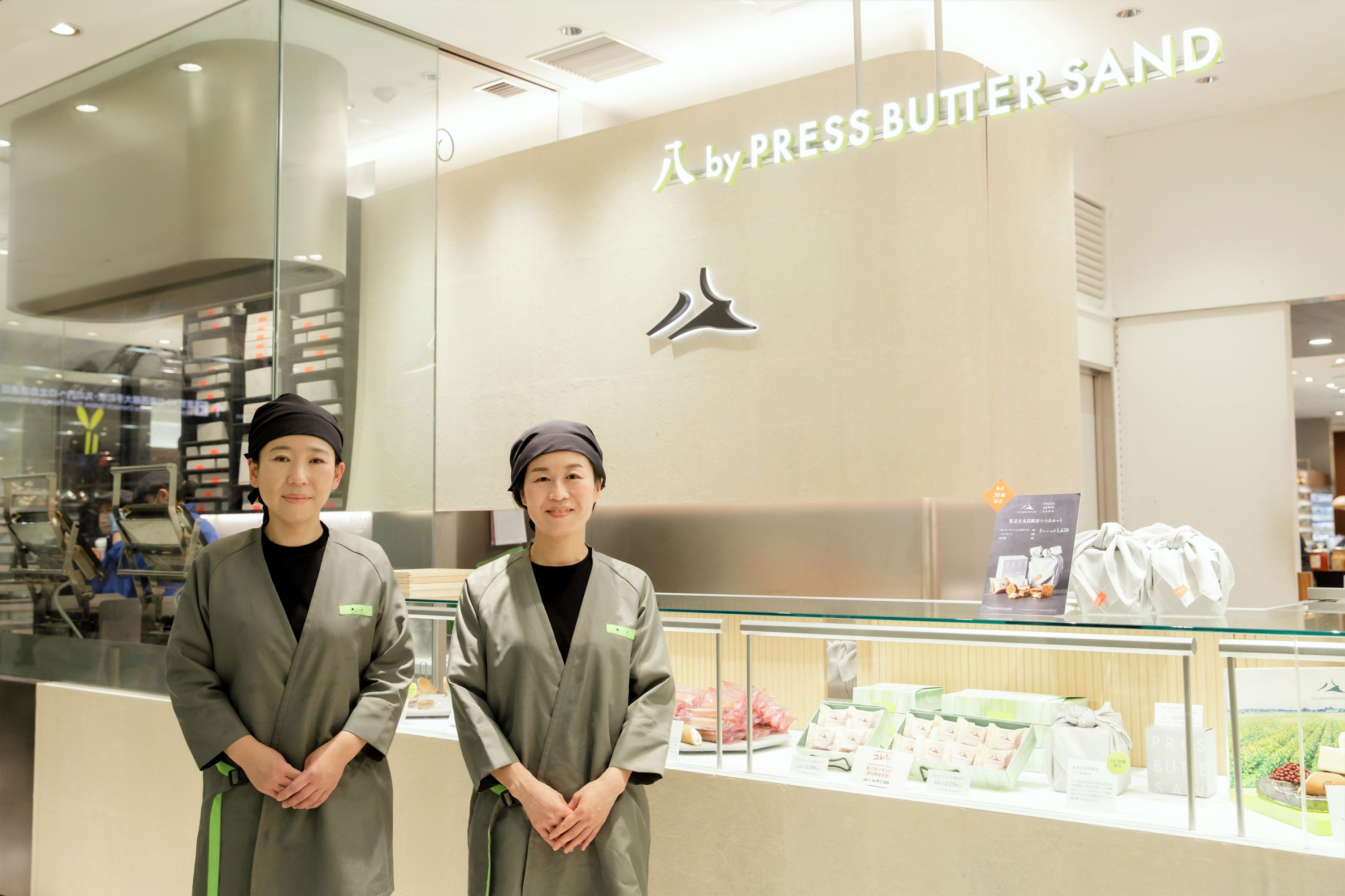 陰影礼賛で意気投合？！ブランドの世界観を表す“制服”ができるまで