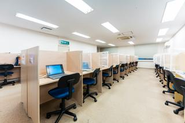 こちらは学習スペースです。1人1人区切られたスペースなので、集中して課題に取り組むことが出来ます。