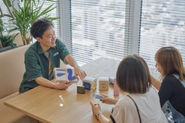 ラクスルが目指すのは、単なる「便利なサービス」ではありません。日本にいまだ多く存在する「ずっとアナログなまま」の産業分野にテクノロジーを導入し、私たちが世界を変えていこう。そんな独自のポジションを築いていることが強みです。