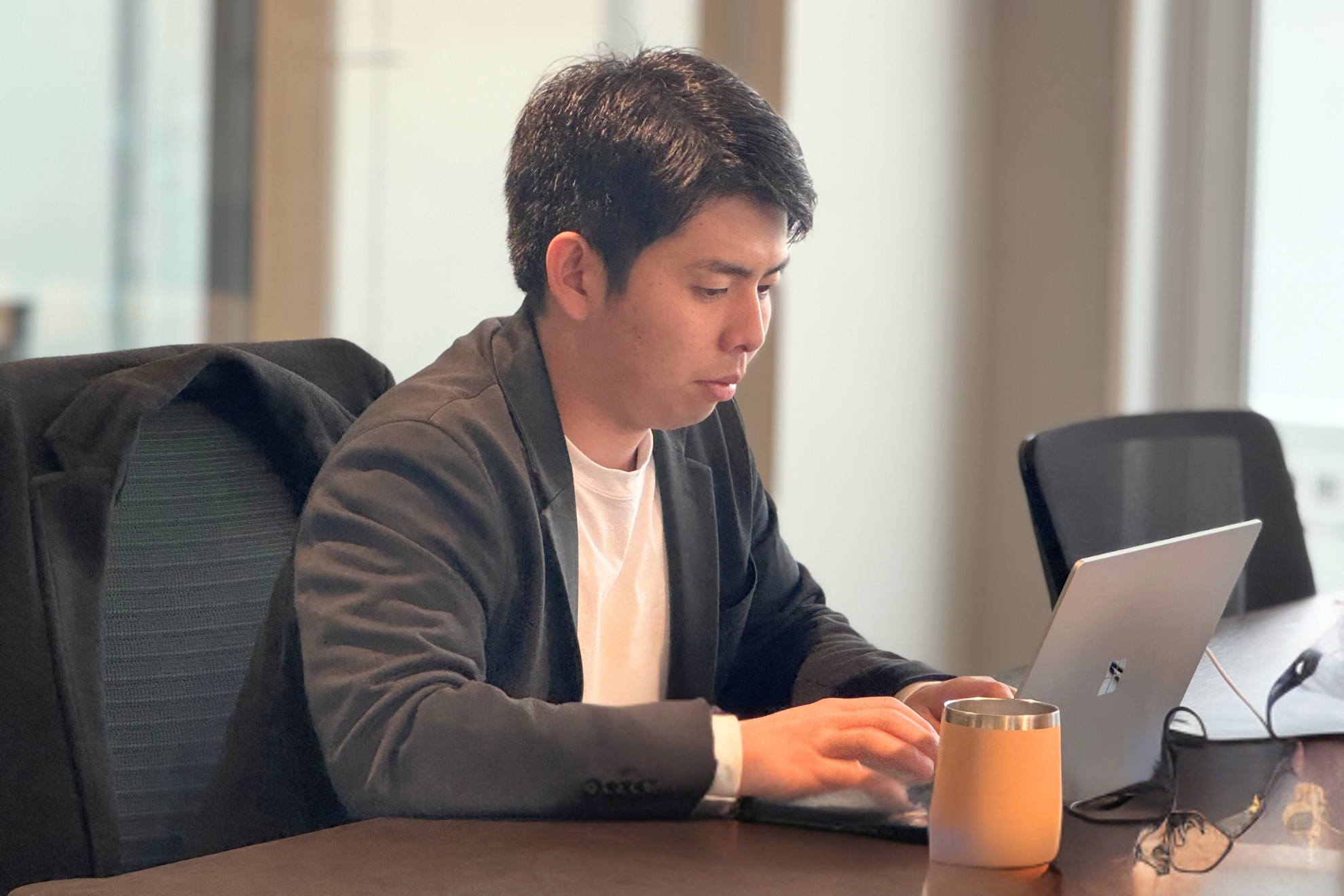 【異業種からの転職シリーズ】「自衛隊で“人を育てる”ことを学んだからこそ、ここには“人が成長する環境”があると感じた」――未経験からマーケティングに挑戦した元自衛官の決断【社員インタビュー】