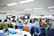 社内は、ワンフロアでパーテーションなどの仕切りを設けていません。役員などの経営ボードや他部署のメンバーともすぐにコミュニケーションを取れる環境です。