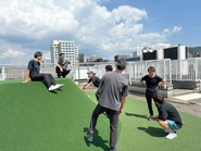 芝生のお山がある川西店。大人もこどももゆったりくつろげる空間づくり。店長の色を出せる会社です。