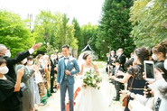自然体で笑い合える、ちょうどいい結婚式。私たちは「無理しなくていい選択肢」を日常に届けています。