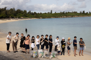 社員旅行で宮古島へ。帰りにお世話になった島への感謝と、綺麗な海であり続けてほしい思いから、全員でビーチを綺麗にしました。