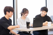 近年では広告代理業で培った知識を活かし、Eコマース商材の商品プロデュースやオフライン広告のプランニング、タレント等のキャスティングまで枠組みにとらわれることなく新しい事業も次々生み出しています。