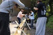 流しそうめん大会！田植えのあとだったので腹ペコ社員たちによるそうめん争奪戦に！みんなで美味しくいただきました！