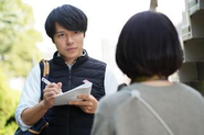 記者は情報を集め、丹念に取材を重ねて記事を作り上げる