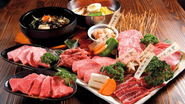 今宵限りの盛り合せが看板商品です。その日で一番いいお肉を盛り合せで提供しています。