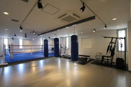 ボクシングリングのついたジムです。こちらも無料でご利用いただけます。