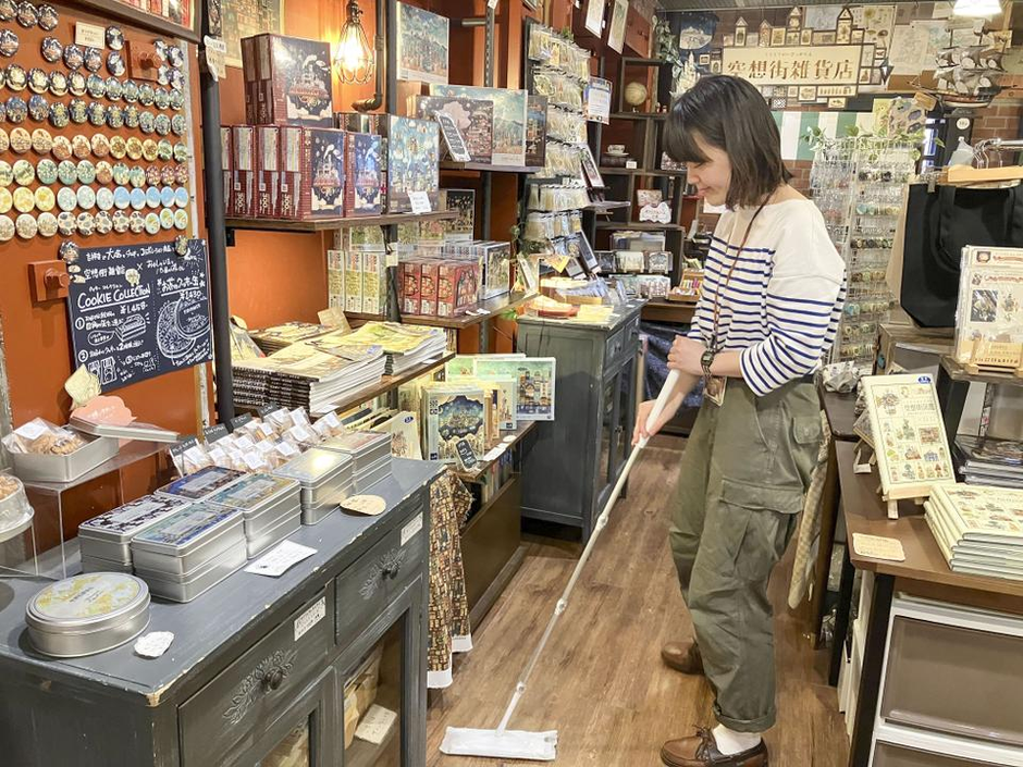 空想街の魅力を届ける一日。横浜赤レンガ倉庫で働く、“たのしい”が