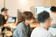 デザイン経営の自らの実践によって人材の付加価値を高めることを推進し、一人ひとりがプロフェッショナルとして成長する環境と機会を絶えず整備しています。