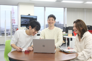 社内はミーティングで活気に溢れています。