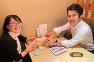 社内コンテストも定期的に開催。社長（右）から嬉しい金一封も