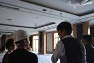 現場打ち合わせ。設計者、施工者、サプライヤーなど様々な人が集まり、熱い議論がなされます。