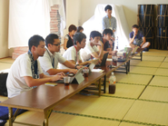 地域課題を持続可能なビジネスで解決する若者を本気で生み出すために、厳しくフィードバックする社会人メンターたち。